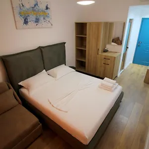 Ortus ** Sarandë